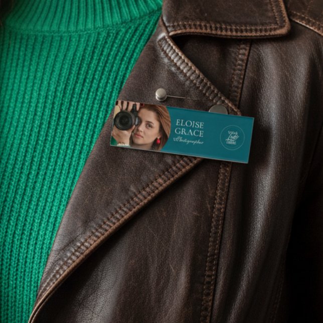 Badge D'identification Étiquette de nom de photographe de photo de logo m (This modern business name tag features a headshot photo and logo.)