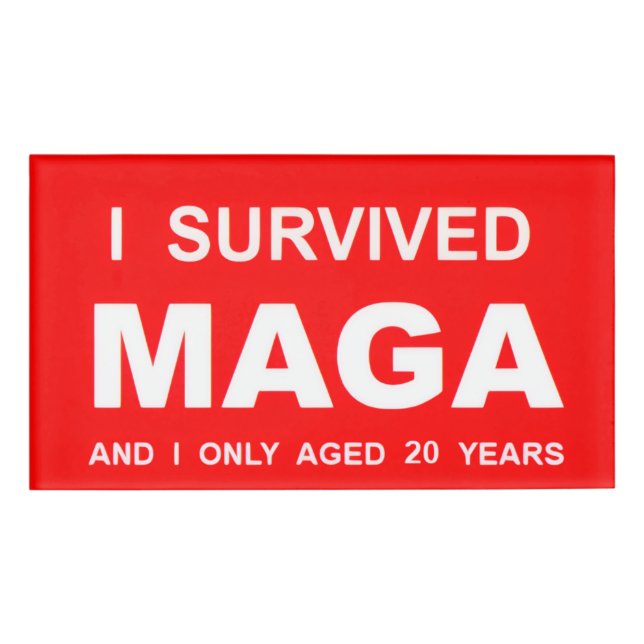 Badge D'identification I Survived MAGA (Devant)