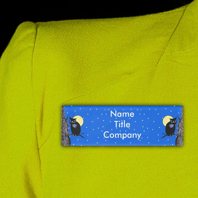 Badge D'identification Illustration de hibou noir sur fond de lune jaune  (Black owls in tree yellow moon white stars in blue night sky on name tag.)