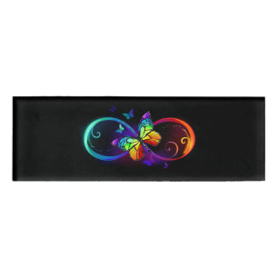 Badge D'identification Infini vibrant avec papillon arc-en-ciel sur noir