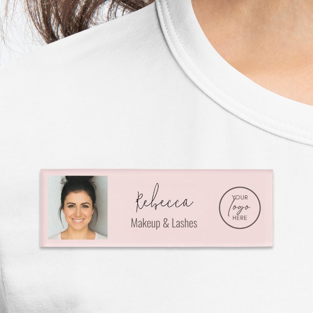 Badge D'identification Logo de studio de maquillage photo moderne rose pâ (Modern blush pink design with script typography, modern text and space for staff photo and your logo)