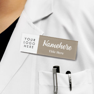 Badge D'identification Logo Script à main Neutre Beige Bold Titre de l'ai