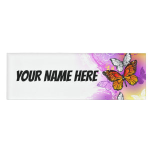 Badge D'identification Papillons Monarque sur Arrière - plan pourpre