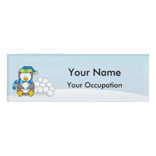 Badge D'identification Petit pingouin assis avec des boules de neige Nom