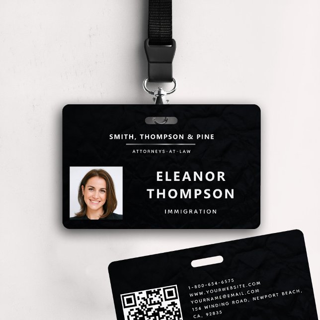 Badge Élégante photo corporate moderne noire pour QR d'e (business corporate qr photo badge law firm attorney real estate manager paralegal black white)