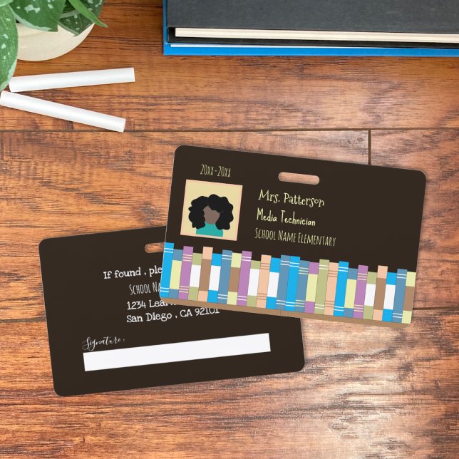 Badge Employé de l'école élémentaire Carte photo Insigne (School staff photo ID black horizontal employee badge with vector book shelf . )