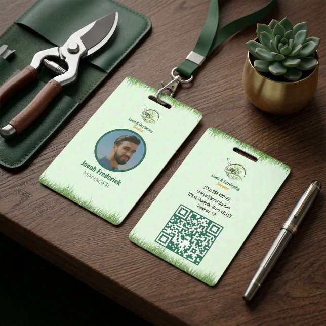 Badge Entretien de pelouse professionnel blanc et vert (Professional White and Green Lawn Care Badge
)