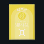 Badge Gemini Astrologie Zodiac Sign Photo Personnalisée<br><div class="desc">Personnalisez ce bouton avec une date de naissance et un nom. Un design personnalisé avec le signe zodiaque - Gemini - plus traits de personnalité, information et constellation. Une couleur jaune soleil - associée à Gemini est le design principal derrière tous les détails du Zodiac. Un grand cadeau pour un...</div>