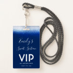 Badge Glam Navy Blue Sweet 16 Invitation VIP Pass<br><div class="desc">Vos invités aimeront cette invitation unique VIP pass doux 16 badge invitation. Ce design moderne présente un arrière - plan bleu marine,  des lumières scintillantes et une police de calligraphie.</div>
