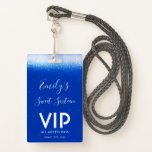 Badge Glam Royal Blue Sweet 16 Invitation Carte VIP Badg<br><div class="desc">Vos invités aimeront cette invitation chic VIP pass doux 16 badge invitation. Ce design moderne présente un arrière - plan bleu royal,  des lumières scintillantes et une police de calligraphie.</div>