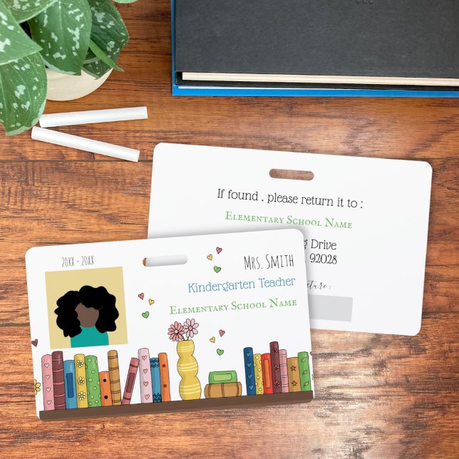 Badge ID photo pour enseignant de maternelle blanc (Kindergarten teacher white photo ID horizontal badge with a watercolor bookshelf .)