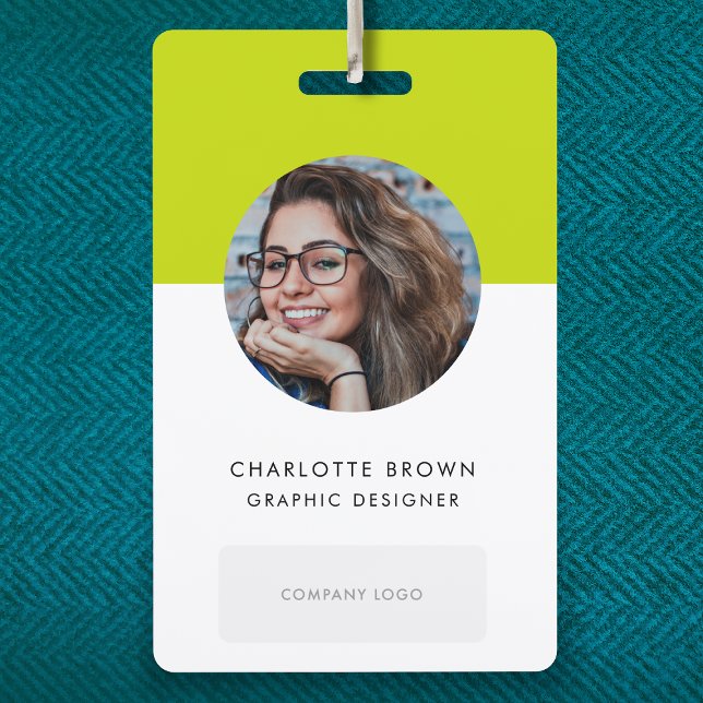 Badge Identifiant Vert Citron | Logo de nom de photo sty (Design a sleek vertical staff badge with photo, branding and smart business information)