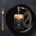 Badge Invitation VIP anniversaire ballon noir or scintil<br><div class="desc">Un badge moderne, élégant et glamour pour une fête d'anniversaire de 21 ans (ou tout âge). Un fond noir avec des gouttes de faux or sombre scintillant, un effet de peinture qui coule et des ballons. Avec le texte : VIP. Personnalisez et ajoutez le nom, l'âge, l'adresse/date. Le nom est...</div>