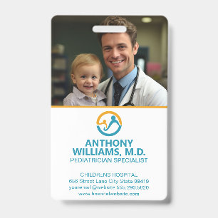 Badge Jeune médecin tenant un enfant souriant