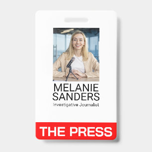 Badge Journaliste souriant sur caméra