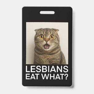 Badge Les lesbiennes mangent quoi de drôle