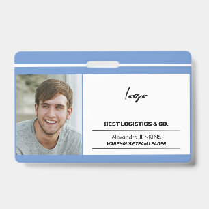 Badge Logo de l'employé texte et code nu modèle