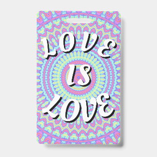 Badge Love Is Love Fierté