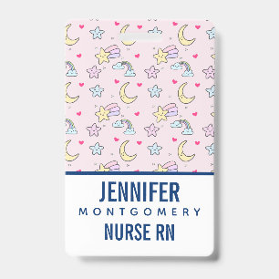 Badge Lune, étoiles et nuages Motif sur Pastel Pink