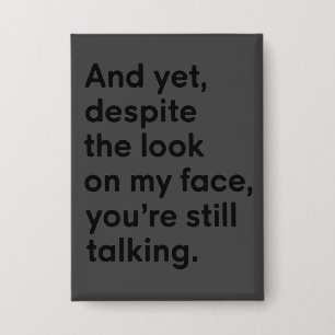 Badge Malgré l'expression sur mon visage vous parlez tou