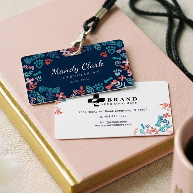 Badge Marine Blue Floral & Foliage Animaux Empreintes de (Navy Blue Floral & Foliage Pet Paw Print Pattern Badge)