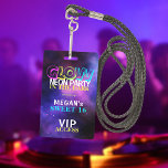Badge Neon brillant VIP accès Sweet 16 anniversaire invi<br><div class="desc">Un néon tendance brille dans le bleu rose violet foncé néo coloré vibrant Sweet sixteen fête banane invitation avec carte d'accès VIP badge.</div>