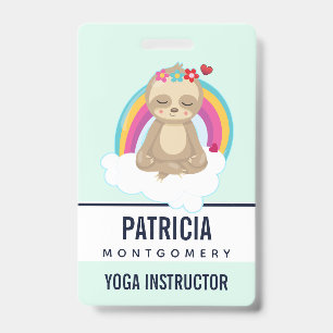 Badge Paresseux Brun Mignon, Méditant sur un Nuage