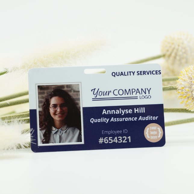 Badge photo d'employé à logo bleu (Blue and white logo entry employee photo ID identification badge)