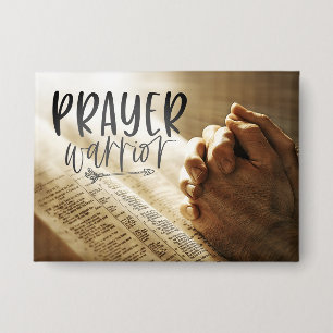 Badge PRIÈRE GUERRIER Prête Mains sur la Bible ouverte