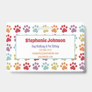 Badge Promenade de chien aux empreintes de pattes coloré