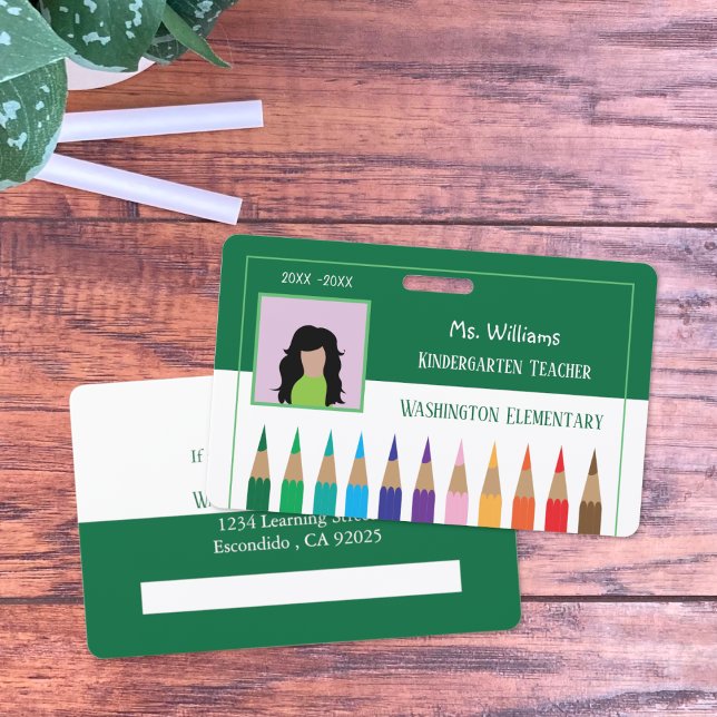 Badge Rainbow Pencils Kindergarten Enseignant Insigne ve (Colored pencils teacher green and white horizontal photo ID badge .)