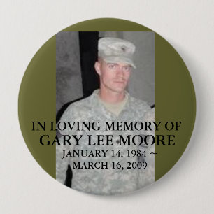 BADGE ROND 10 CM 30842406, DANS LA MÉMOIRE AFFECTUEUSE DE, GARY LE