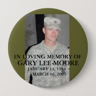 BADGE ROND 10 CM 30842406, DANS LA MÉMOIRE AFFECTUEUSE DE, GARY LEE