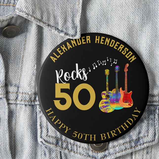 Badge Rond 10 Cm 50e anniversaire Nom Guitares Musique Rock 50 (Rock and roll 50th birthday button personalized rocks 50 gold typography & funky psychedelic guitars)
