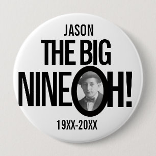 Badge Rond 10 Cm 90e anniversaire le grand 9 oh nom photo mono