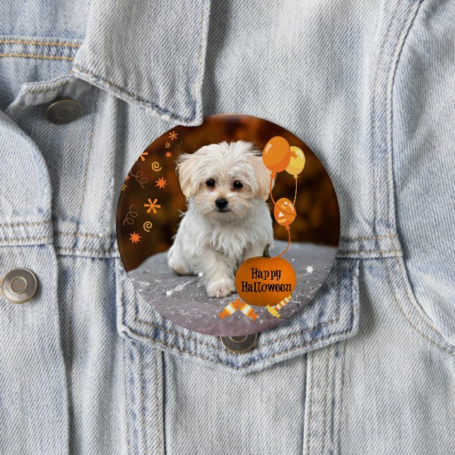 Badge Rond 10 Cm Adorable chiot maltais fête le bouton d'Halloween (En situation)