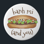 Badge Rond 10 Cm Banh Mi (Moi et Toi) Sandwich de porc alimentaire<br><div class="desc">Il présente une illustration originale d'un délicieux sandwich vietnamien à base de banh mi, avec BANH MI AND YOU dans une police amusante. Idéal pour votre gourmet préféré ! Ne vois-tu pas ce que tu cherches ? Vous avez besoin d'aide pour la personnalisation ? Cliquez sur "rebeccaheartsny" (en haut à...</div>