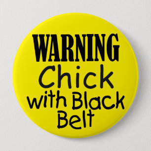 Badge Rond 10 Cm Bouton Avertissement Chick avec ceinture noire