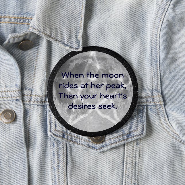 Badge Rond 10 Cm Bouton Lune de la sorcière (En situation)