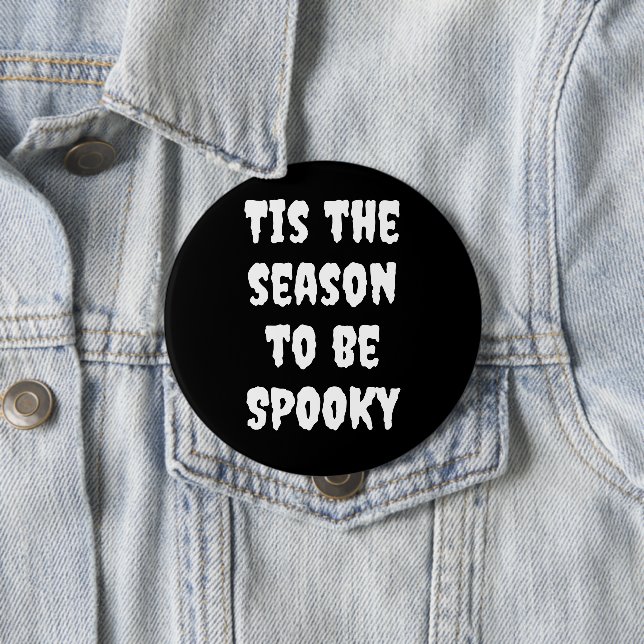 Badge Rond 10 Cm Bouton Saison à être Éffrayant (En situation)