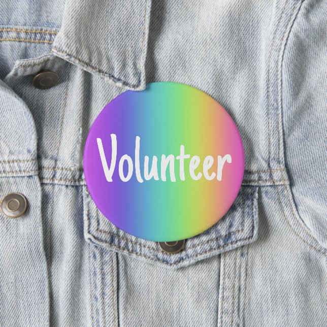 Badge Rond 10 Cm Bouton Volontaire Arc-en-ciel (En situation)