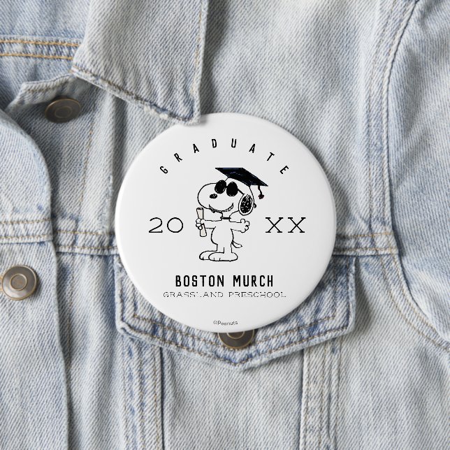 Badge Rond 10 Cm cacahuètes | Snoopy Graduate (En situation)