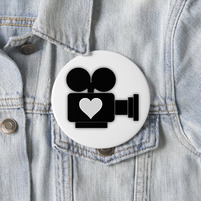BADGE ROND 10 CM CAMÉRA ET COEUR DE FILM RÉTRO NOIR ET BLANC (En situation)