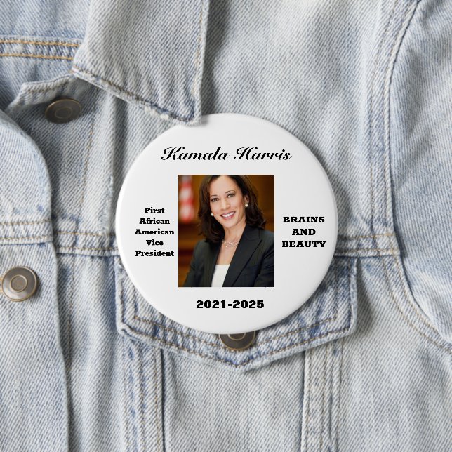 BADGE ROND 10 CM CÉLÉBREZ KAMALA HARRIS   (En situation)