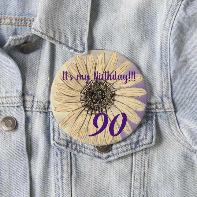 Badge Rond 10 Cm C'est mon anniversaire ! ! Fleur 90e anniversaire (En situation)