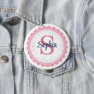Badge Rond 10 Cm Charmant Monogramme en Dentelle Rose et Nom Person