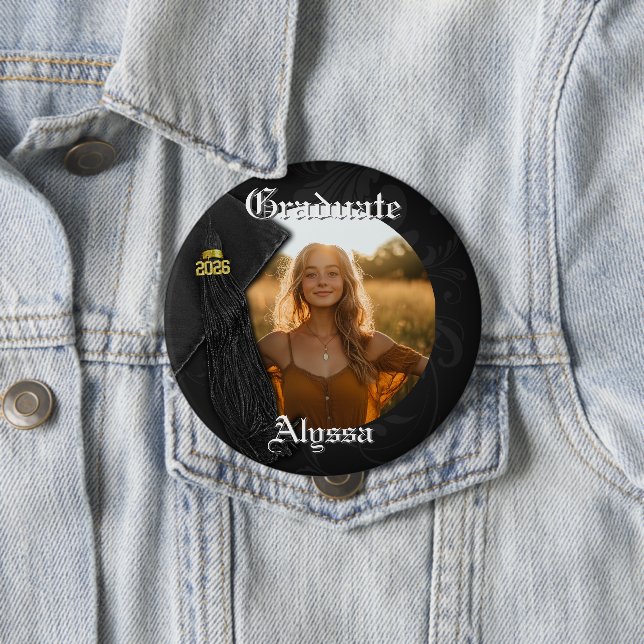 Badge Rond 10 Cm Class of 2026 Black Tassel Dignified Graduation (En situation)