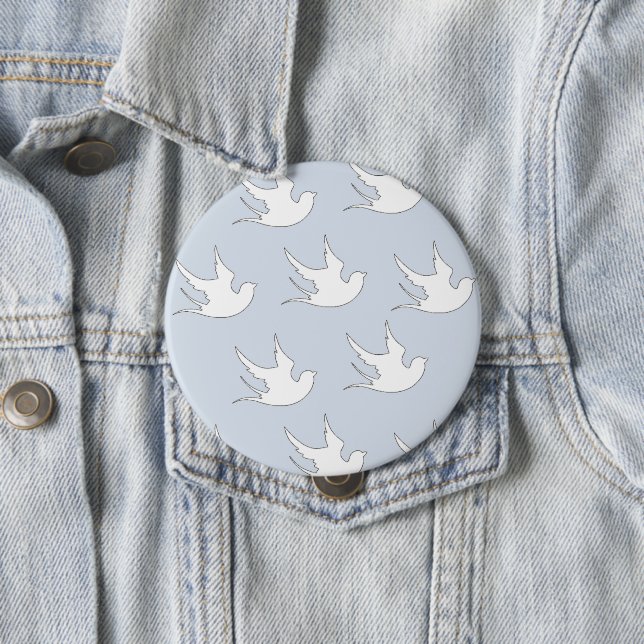 Badge Rond 10 Cm colombe blanche sur bleu (En situation)