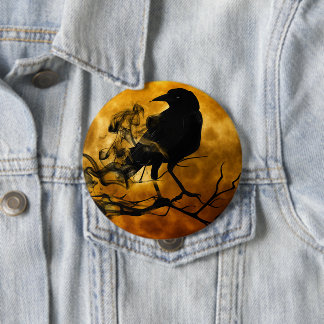 Badge Rond 10 Cm Corbeau d'Halloween éffrayant dans l'arbre mort