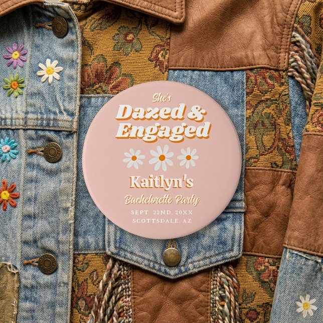 Badge Rond 10 Cm Déboussolée & Fiancée Fête de Fiançailles Groovy d (Créateur téléchargé)